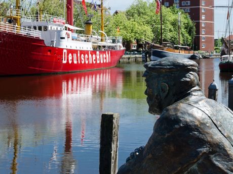 Die Bronzeskulptur "Hinni der Delftspucker" am Hafen vom Emden